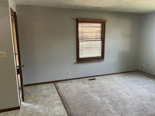 Building Photo - New listing!