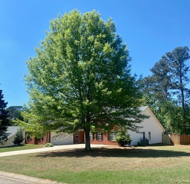 Building Photo - Huge Ranch home!
