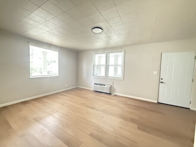 Building Photo - Updated 2BR/1BA in the Heart of Fountain City, Modern Finishes & Everyday Convenience!