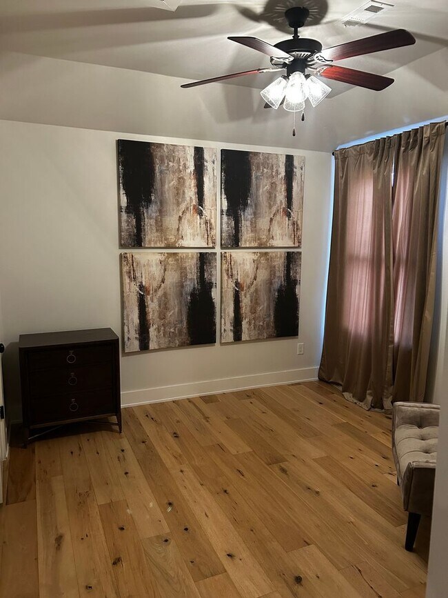 Building Photo - UNFURNISHED Beautiful Large Home Available Now on North Walnut in Fayetteville !!