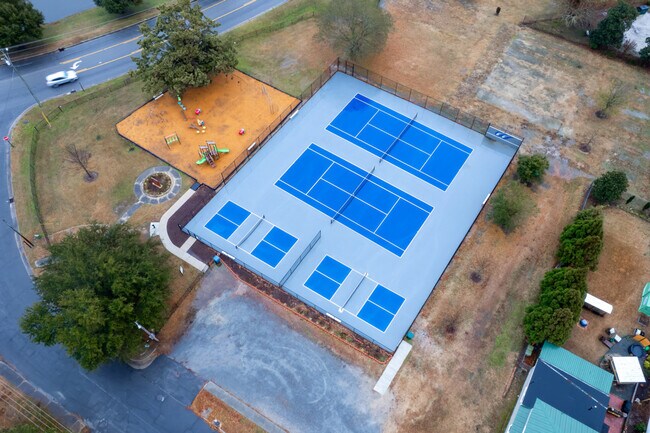 Building Photo - 2ND East Dr