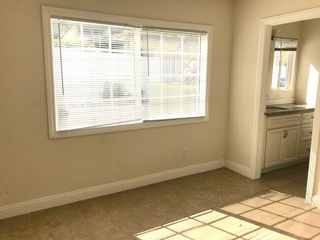Building Photo - Ground Level Home La Jolla Village! Washer, Dryer, Parking, Upgraded Appliances! Walk to beaches!