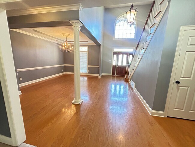 Building Photo - Beautiful Collierville home tucked away in...