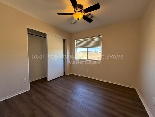 Building Photo - 1677 S Peppertree Dr