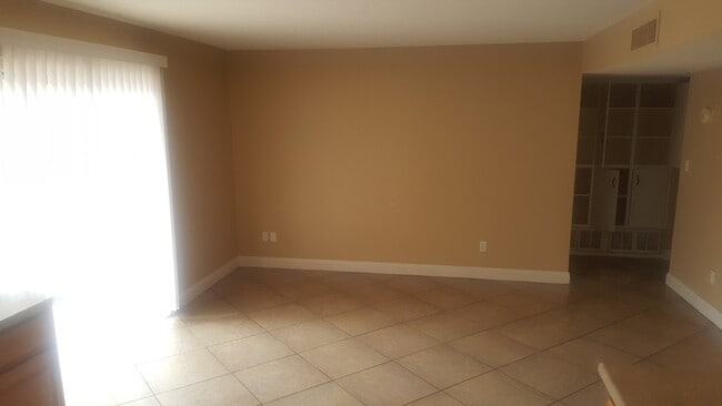 Building Photo - Nice 3 bedroom home ready for immediate move in.