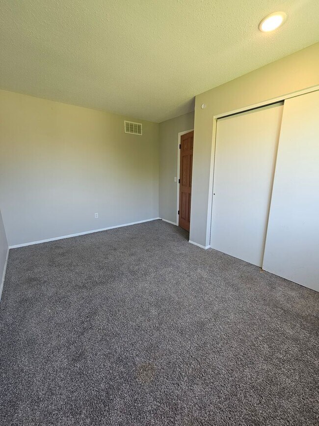 Building Photo - 5422 N Linwood Ave