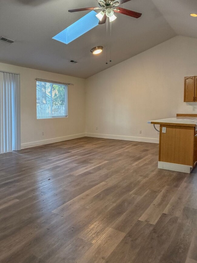 Building Photo - 3 Bedroom 2 Bath Ranch Home Available January 2026 !