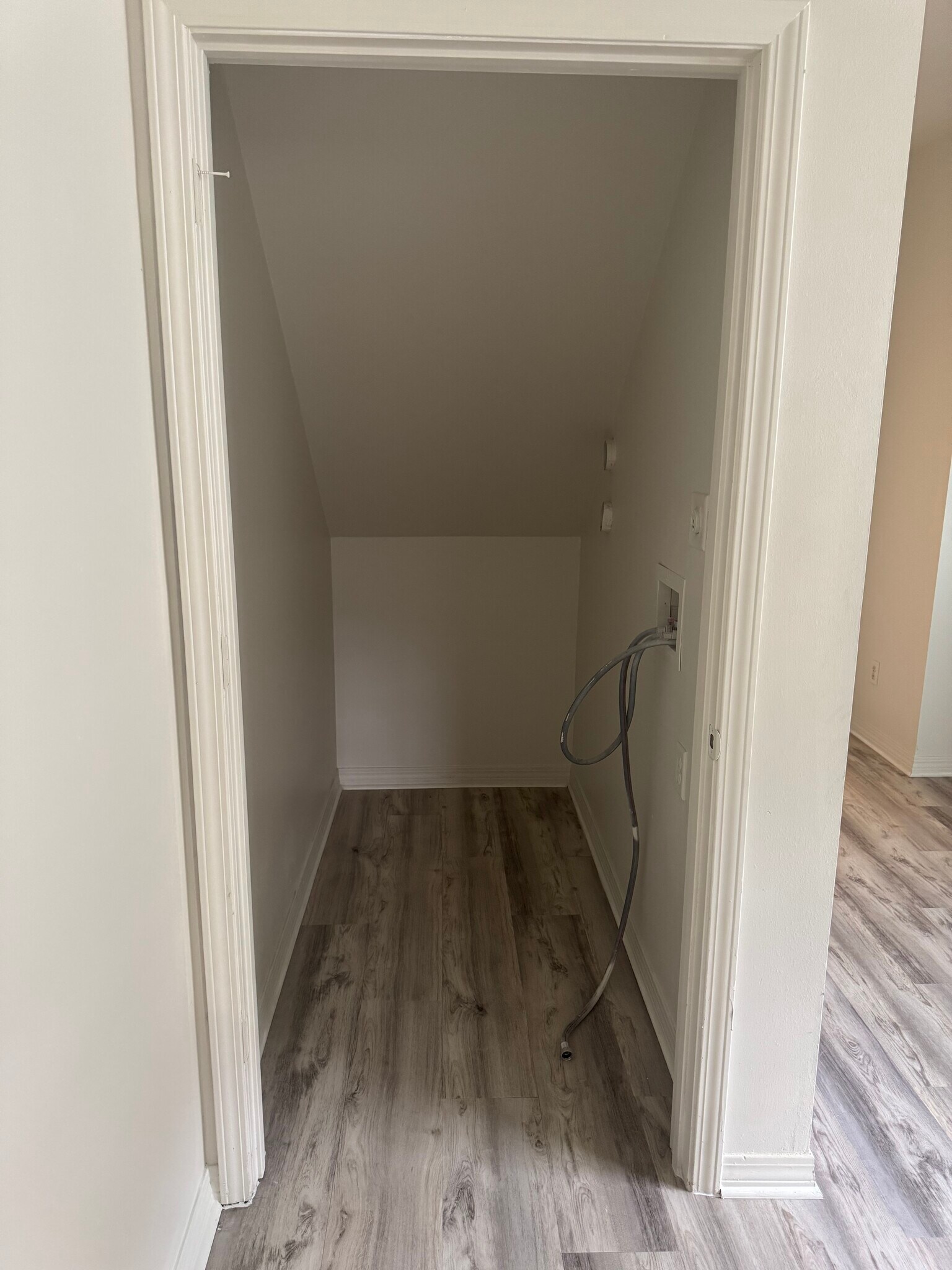 Wash/dryer hook up - 2830 2nd St