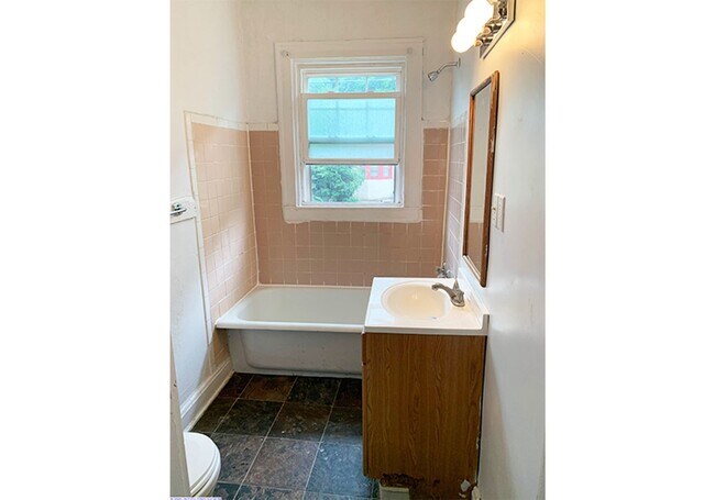 Building Photo - 415 Probasco St