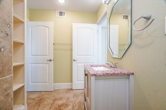 Building Photo - Updated 3-Bedroom 2-Bath Home - Garage- Bonus Space- Fully Fenced-in Yard- Pet Friendly!