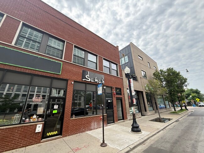Primary Photo - 1219 W Devon Ave