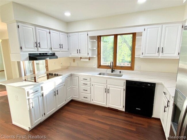 Building Photo - 7233 Oakwood Dr