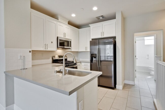 Building Photo - 3 bed 3 bath home in Blossom Hill area!