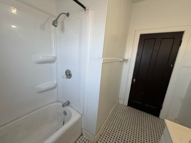 Building Photo - 308.5 Walnut-