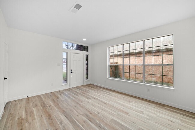 Building Photo - 945 Azalia Dr