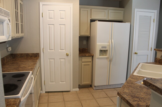 Kitchen - 216 Whitehaven Cir