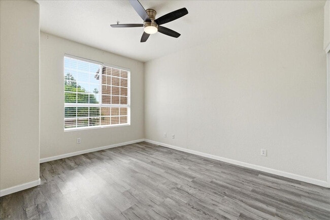 Building Photo - 1633 E Lakeside Dr
