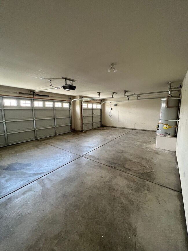 Building Photo - Spacious SW Bakersfield home!