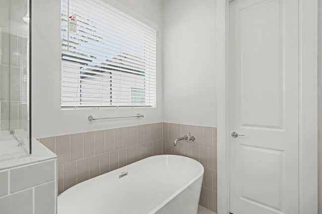 Building Photo - 2502 W Tidwell Rd