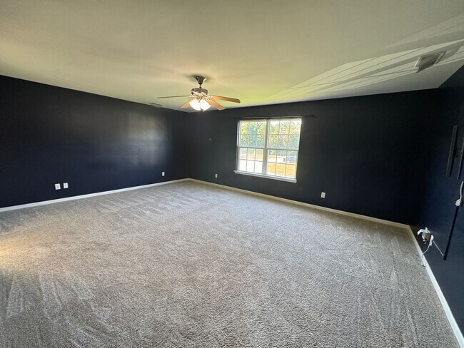 Building Photo - Large 3 bed 2.5 bath home in Murfreesboro with large fenced in yard backed up to green space