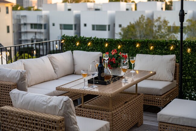 Building Photo - 913 Thompson St