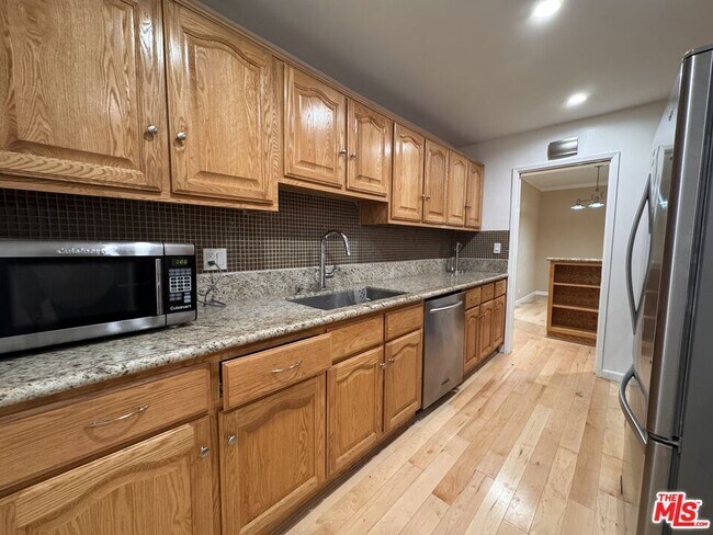 Building Photo - 8550 Holloway Dr