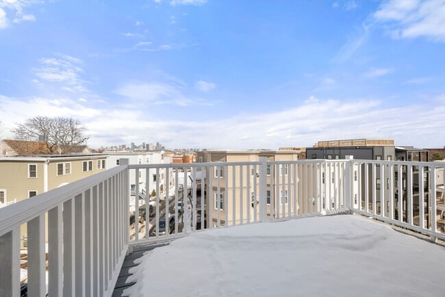 Building Photo - 53 Woodford St