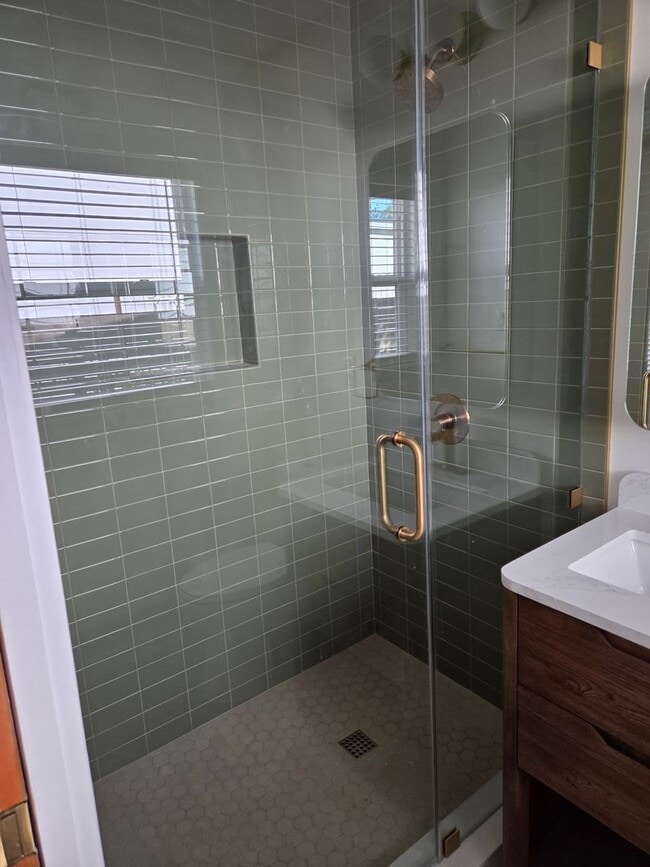 Building Photo - Travis Heights