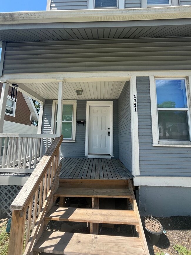 Building Photo - Three Bedroom House on Wyoming!