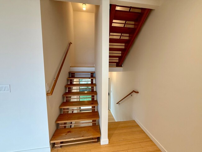 Building Photo - Beacon Hill Townhome