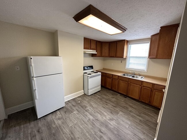 Building Photo - 824 Riverview St