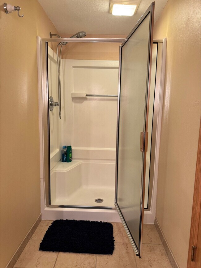 Building Photo - 202 NW Sharmin Dr