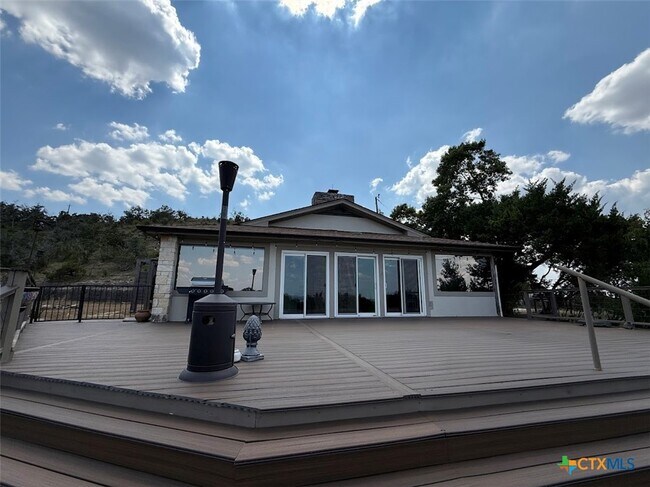 Building Photo - 901 Madrona Dr