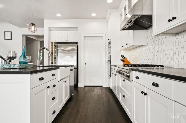 Building Photo - Stunning Modern Home Near NE Foothills | Mountain Views | Designer Finishes