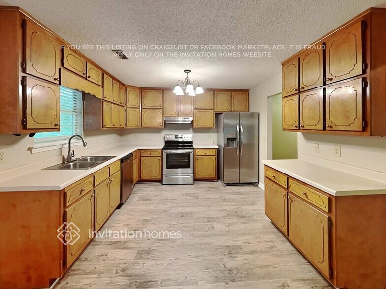 Building Photo - 185 Steeplechase Dr