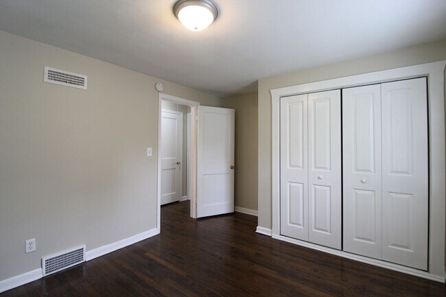 Building Photo - 4410 S Parkway Dr