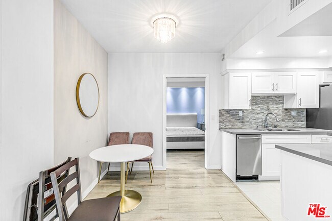 Building Photo - 1131 Alta Loma Rd