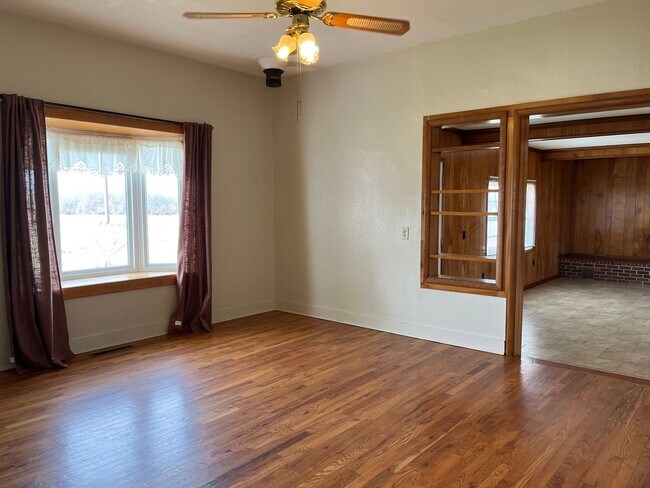Building Photo - Country living at a great Price.