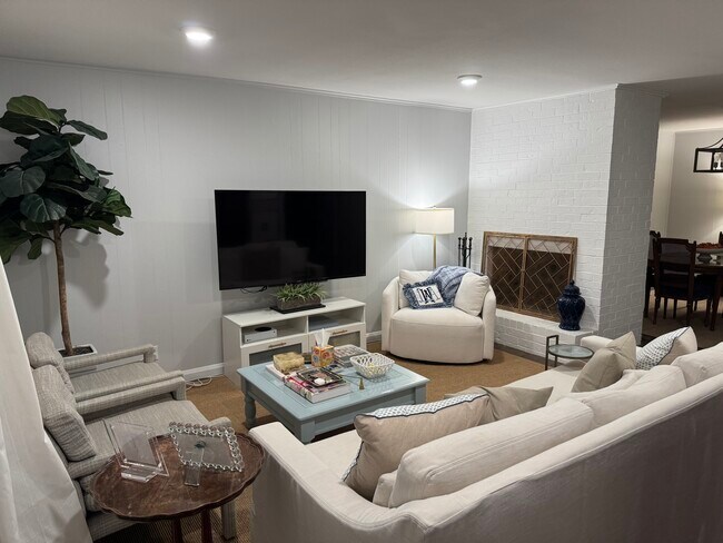 Building Photo - 2912 Windsor Rd