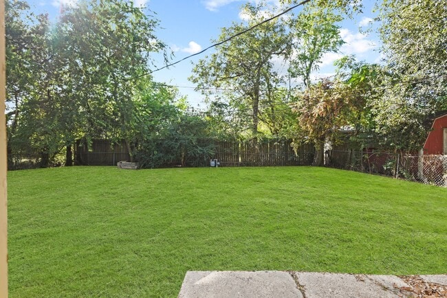 Building Photo - 911 Patsy Dr