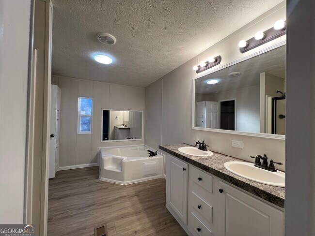 Building Photo - 71 Pine Ln