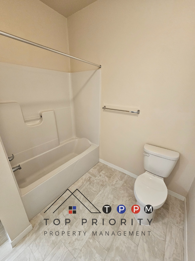 Building Photo - 2 Bedroom | 1 Bathroom Apartment in Cedar ...