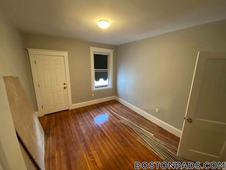 Building Photo - 190 Kelton St