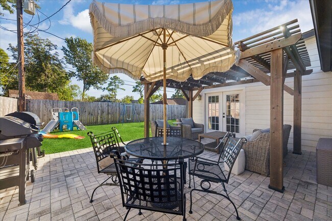 Building Photo - 5907 Hewitt Dr