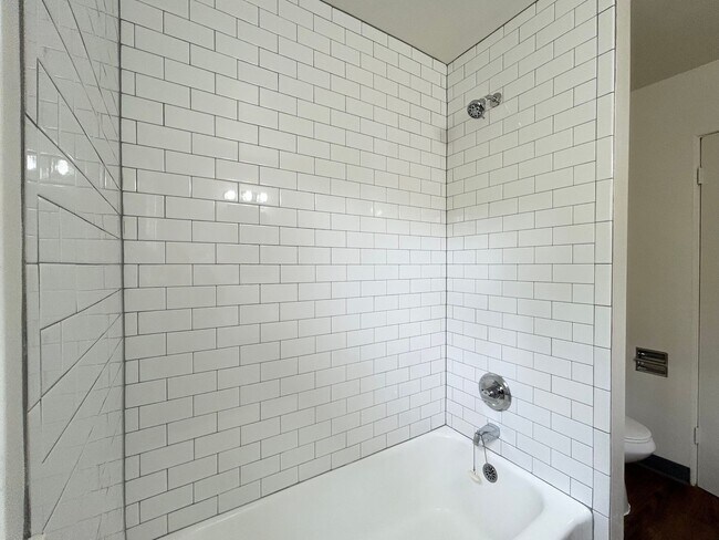 Building Photo - One Bed, One Bath, Vintage Charmer!