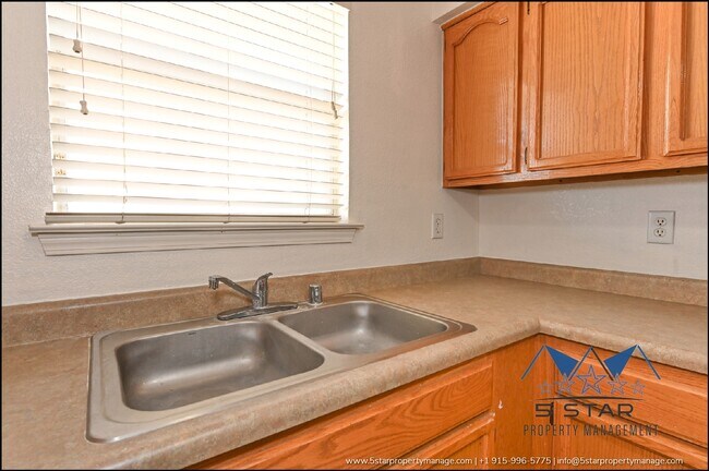 Building Photo - 648 Wind River Ave