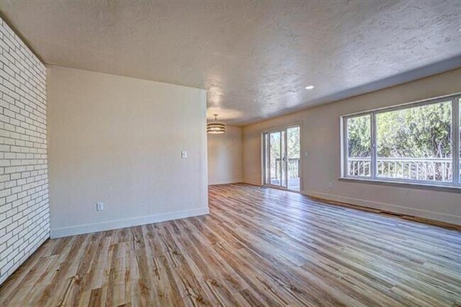 Building Photo - Stunning home in highly sought neighborhood!