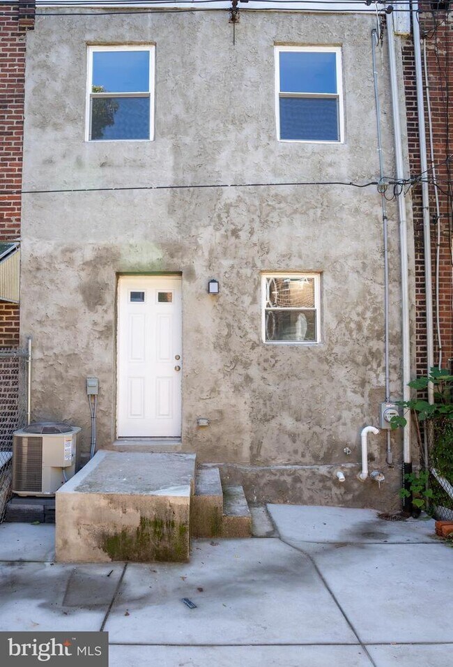 Building Photo - 2521 S Dewey St