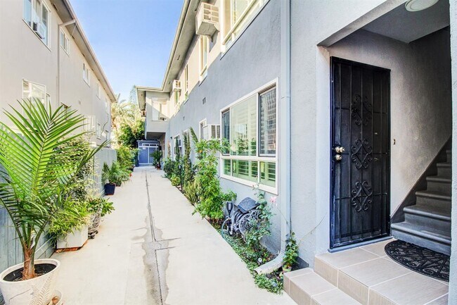 Main Entrance UNIT - 103 N Hayworth Ave