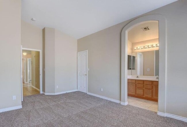 Building Photo - Single Story Gem!